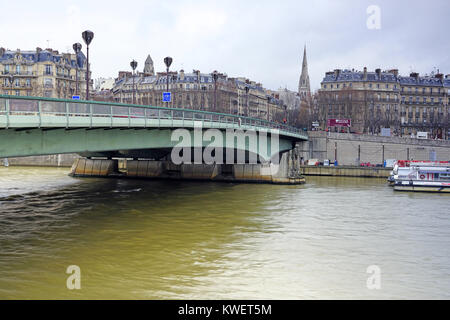 Blick auf die Pont de l'Alma, eine Brücke über die Seine in Paris, Frankreich Stockfoto