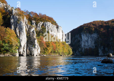 Donaudurchbruch und Kloster Weltenburg an der Donau in Bayern, Deutschland durch orange Herbst gefärbten Bäumen Stockfoto