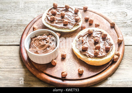 Bun Schichten mit Schokolade und Sahne Muttern Stockfoto