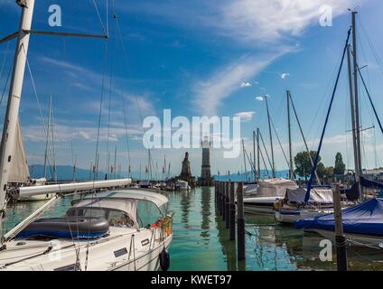 Schiffe im Hafen der Stadt Lindau am Bodensee oder Bodensee in Süddeutschland Stockfoto