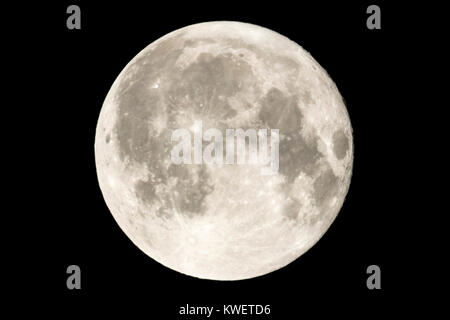 Der Erde ständigen natürlichen Satelliten - der Mond. Hochauflösende 6-MP-Bild. Auf einem schwarzen Hintergrund. Stockfoto