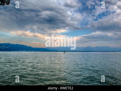 Sun Dämmerung über dem Bodensee oder Bodensee in der Nähe der Stadt Lindau in Süddeutschland Stockfoto