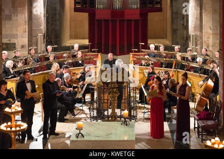 Innenraum von St. Giles Kathedrale während Weihnachtslied Konzert als Teil von Edinburgh's Hogmanay feiern an Silvester in Edinburgh, Schottland, u Stockfoto