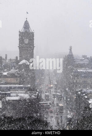 Schnee fällt auf die Stadt Edinburgh im Dezember. Blick auf die Skyline der Stadt in Richtung der Princes Street von Calton Hill. Stockfoto