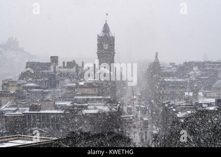 Schnee fällt auf die Stadt Edinburgh im Dezember. Blick auf die Skyline der Stadt in Richtung der Princes Street von Calton Hill. Stockfoto