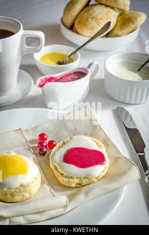 Scones mit Lemon curd Stockfoto