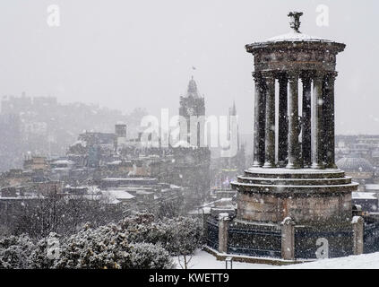 Schnee fällt auf die Stadt Edinburgh im Dezember. Blick auf die Skyline der Stadt vom Calton Hill, Schottland, Großbritannien. Stockfoto