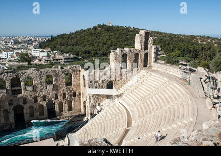 Die odode des Herodes Atticus ist ein kleiner Stein Theater am Südhang der Akropolis von Athen entfernt Stockfoto