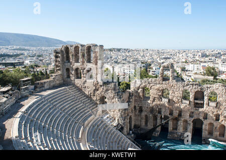 Die odode des Herodes Atticus ist ein kleiner Stein Theater am Südhang der Akropolis von Athen entfernt Stockfoto