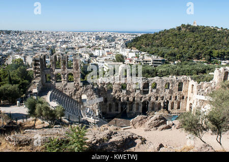 Die odode des Herodes Atticus ist ein kleiner Stein Theater am Südhang der Akropolis von Athen entfernt Stockfoto