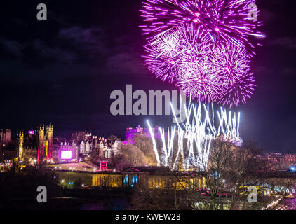 Feuerwerk über das Edinburgh Castle im neuen Jahr auf 2018 in Edinburgh, Schottland, pert der Stadt Hogmanay feiern Stockfoto