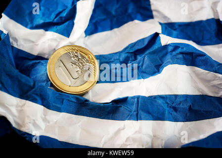 Eurocoin auf zerknitterte Griechenland Flagge, symbolische Foto schulden Streit, Euromünze in Zerknitterter Griechenlandfahne, Symbolfoto Schuldenstreit Stockfoto