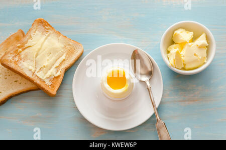 Gekochtes Ei mit knusprigen Toast auf dem hölzernen Tisch Stockfoto