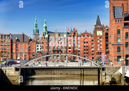 Brooktorhafen mit Blick auf die Speicher-Stadt in Hamburg, Deutschland, Europa, Brooktorhafen Mit Blick Auf Die Speicherstadt in Hamburg, Deutschland, Europa Stockfoto