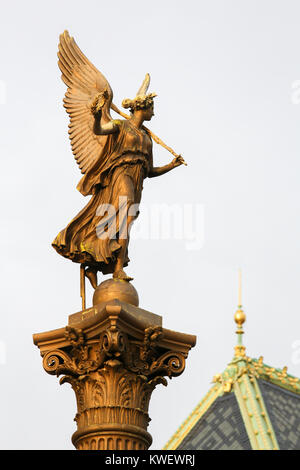 Statue von einem Engel am Rudolfinum, der berühmten Konzerthalle in Prag, Tschechische Republik. Stockfoto