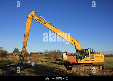 Eine nördliche Bahn führt hinter einen Bagger, die in das Ausbaggern der Teil der Leeds und Liverpool Canal in der Nähe von burscough verwendet wird. Stockfoto