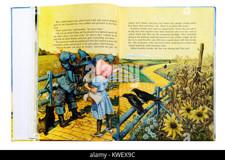 Dorothy und Vogelscheuche auf der gelben Ziegelsteinstraße in einem illustrierten Buch Der Zauberer von Oz Stockfoto