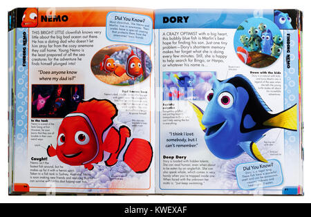 Pixar zeichen Nemo und Dory aus dem Film Findet Nemo in einem Pixar Charakter Guide Stockfoto