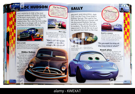 Pixar zeichen Doc Hudson und Sally aus dem Film Autos in einem Pixar Charakter Guide Stockfoto