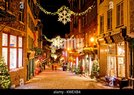 Weihnachten Dekorationen und frischen Schnee in Petit Champlain Bereich von Quebec City bei Nacht in der Rue Sous-le-Fort Stockfoto