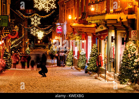 Weihnachten Dekorationen und frischen Schnee in Petit Champlain Bereich von Quebec City bei Nacht in der Rue Sous-le-Fort Stockfoto