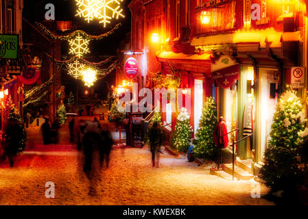 Weihnachten Dekorationen und frischen Schnee in Petit Champlain Bereich von Quebec City bei Nacht in der Rue Sous le Fort Stockfoto