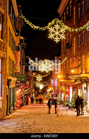 Weihnachten Dekorationen und frischen Schnee in Petit Champlain Bereich von Quebec City bei Nacht in der Rue Sous-le-Fort Stockfoto