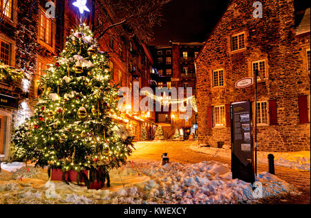 Weihnachten Dekorationen und frischen Schnee in Petit Champlain Bereich von Quebec City bei Nacht - in der Rue de Cul-de-Sac Stockfoto