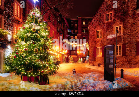 Weihnachten Dekorationen und frischen Schnee in Petit Champlain Bereich von Quebec City bei Nacht - in der Rue de Cul-de-Sac Stockfoto