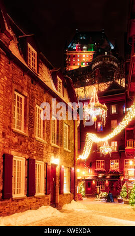 Weihnachten Dekorationen und frischen Schnee in Petit Champlain Bereich von Quebec City bei Nacht - Rue du Cul de sac mit dem Chateau Frontenac oben Stockfoto