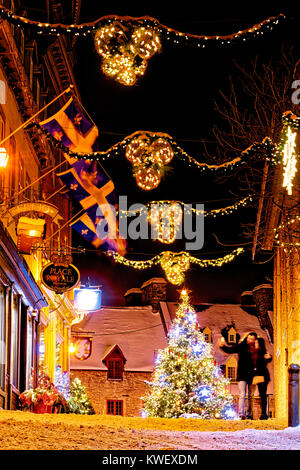 Weihnachten Dekorationen und frischen Schnee in Petit Champlain Bereich von Quebec City bei Nacht - entlang der Rue Notre Dame zu den Weihnachtsbaum in der Place Royale, mit Stockfoto