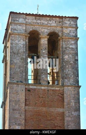 Mittelalterliche Glockenturm in Montepulciano, Provinz Siena, Toskana, Italien. Stockfoto
