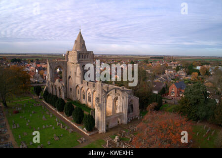 Herbst, Ariel Blick auf crowland Abtei; Crowland Stadt, Lincolnshire, England, Großbritannien Stockfoto