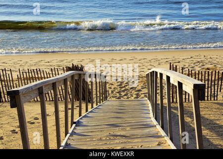 Wellen am Strand im Herbst Stockfoto