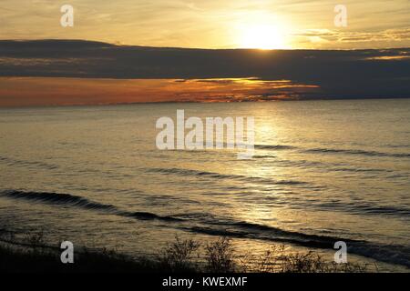 Bewölkt, Sonnenuntergang über Lake Michigan Stockfoto