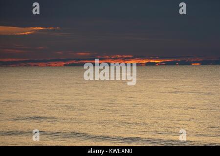 Bewölkt, Sonnenuntergang über Lake Michigan Stockfoto