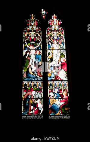 Glasfenster aus der Innenraum von St. Peter's Kirche Carmarthen, Wales, Großbritannien Stockfoto