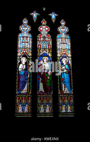 Glasfenster aus der Innenraum von St. Peter's Kirche Carmarthen, Wales, Großbritannien Stockfoto