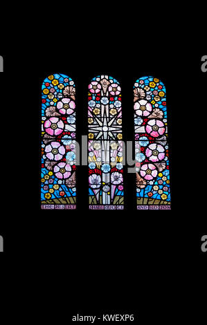 Glasfenster aus der Innenraum von St. Peter's Kirche Carmarthen, Wales, Vereinigtes Königreich der Wüste freuen und blühen von John petts. Stockfoto