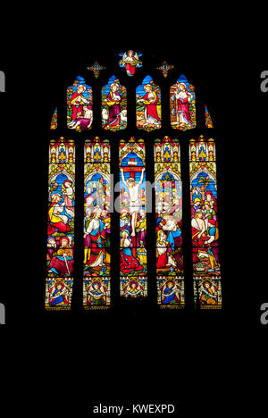 Glasfenster aus der Innenraum von St. Peter's Kirche Carmarthen, Wales, UK. Der Osten Fenster. Stockfoto
