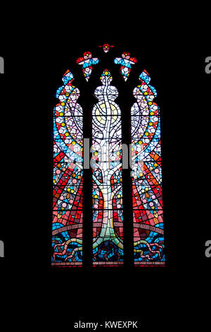 Glasfenster aus der Innenraum von St. Peter's Kirche Carmarthen, Wales, UK, der Baum des Lebens von John petts Stockfoto