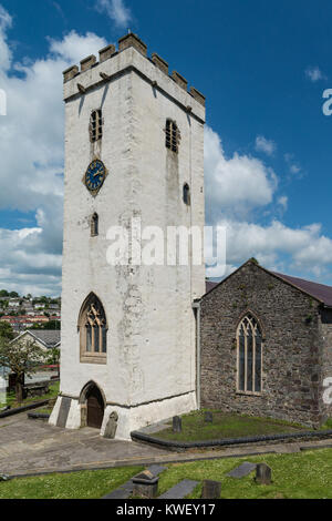 St. Peter ist eine beeindruckende Kirche, die dazu gedient hat, Carmarthen seit über 1500 Jahren, Es beherbergt das Grab von Sir Rhys Ap Thomas. Stockfoto
