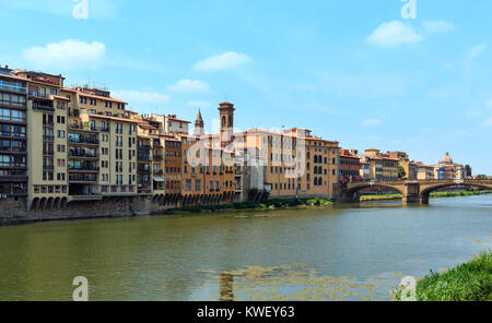 Mittelalterliche Steinbogenbrücke Ponte Santa Trinita über Fluss Arno in Florenz, die Hauptstadt der Region Toskana, Italien. Personen unkenntlich. Stockfoto