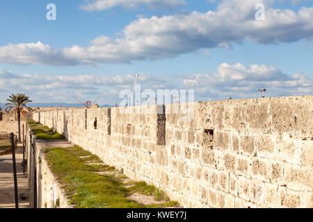 Die defensive Mauern der historischen Stadt Famagusta in der Türkischen Republik Nordzypern Datum bis in das 15. Jahrhundert zurück. Stockfoto