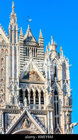 Der Dom von Siena (Duomo di Siena) Hauptfassade Details, in 1380 abgeschlossen. Siena ist italienische mittelalterliche Stadt, die Hauptstadt der Provinz Siena, Toskana, Italien. Hi Stockfoto