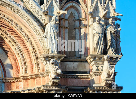 Der Dom von Siena (Duomo di Siena) Hauptfassade Details, in 1380 abgeschlossen. Siena ist italienische mittelalterliche Stadt, die Hauptstadt der Provinz Siena, Toskana, Italien. Hi Stockfoto