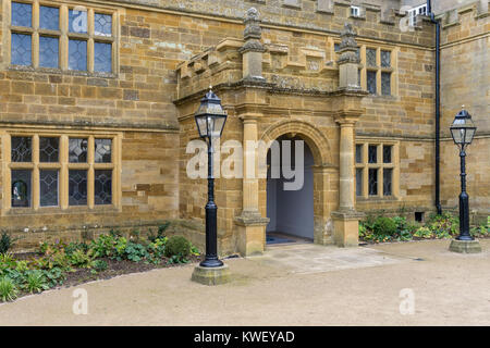 Eingang zum delapre Abtei, Northampton, UK; Gebäude stammt aus dem 16. Jahrhundert, wurde aber auf dem Gelände eines aus dem 12. Jahrhundert Cluniac Kloster gebaut Stockfoto