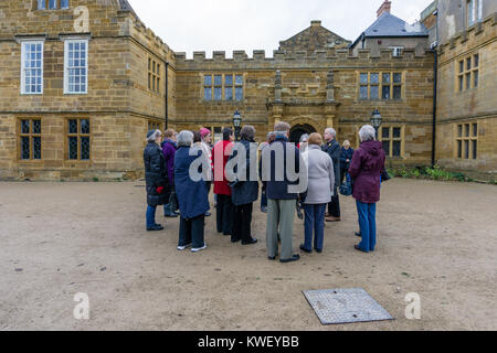 Gruppe von Senioren, die Mitglieder einer 50 + Organisation, genießen eine Führung durch die neu restaurierten Delapre Abtei, Northampton, Großbritannien Stockfoto