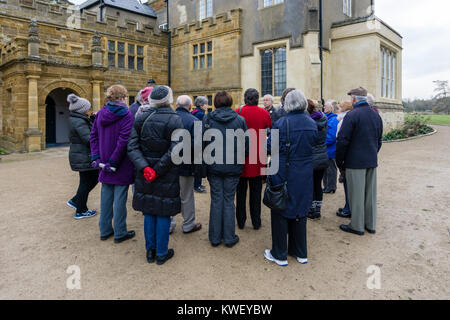 Gruppe von Senioren, die Mitglieder einer 50 + Organisation, genießen eine Führung durch die neu restaurierten Delapre Abtei, Northampton, Großbritannien Stockfoto