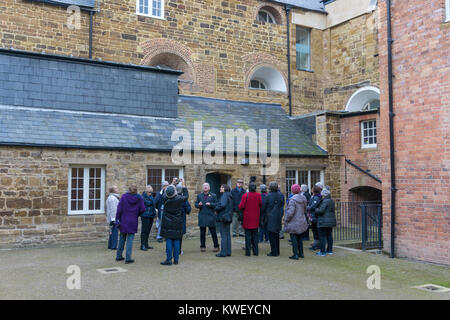 Gruppe von Senioren, die Mitglieder einer 50 + Organisation, genießen eine Führung durch die neu restaurierten Delapre Abtei, Northampton, Großbritannien Stockfoto